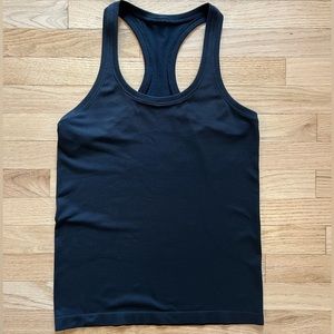 VGUC Lululemon swiftly tank top. Waist length. Size 8.
